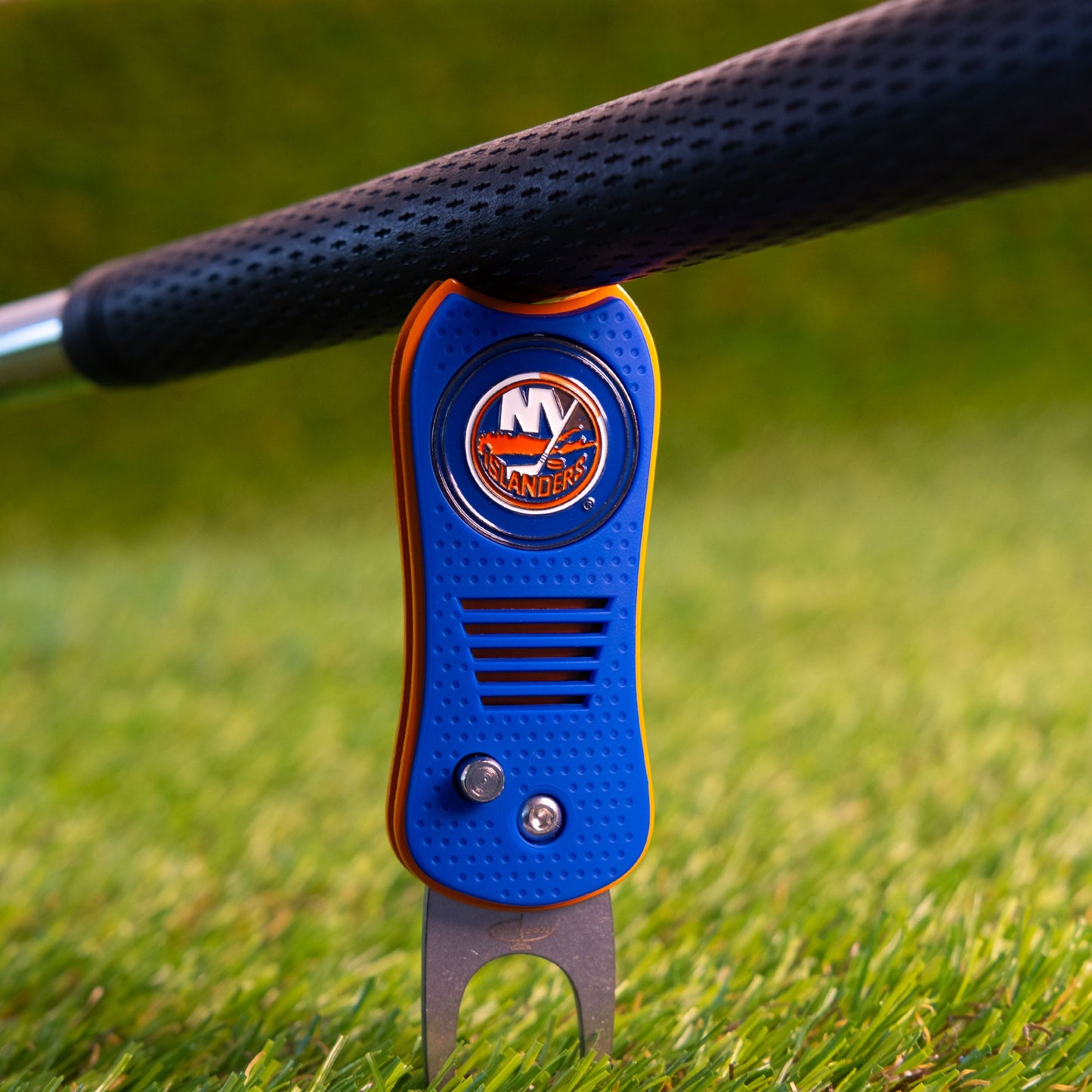 New York Islanders Switchblade Divot Tool - Image 4 - Club Rehab
