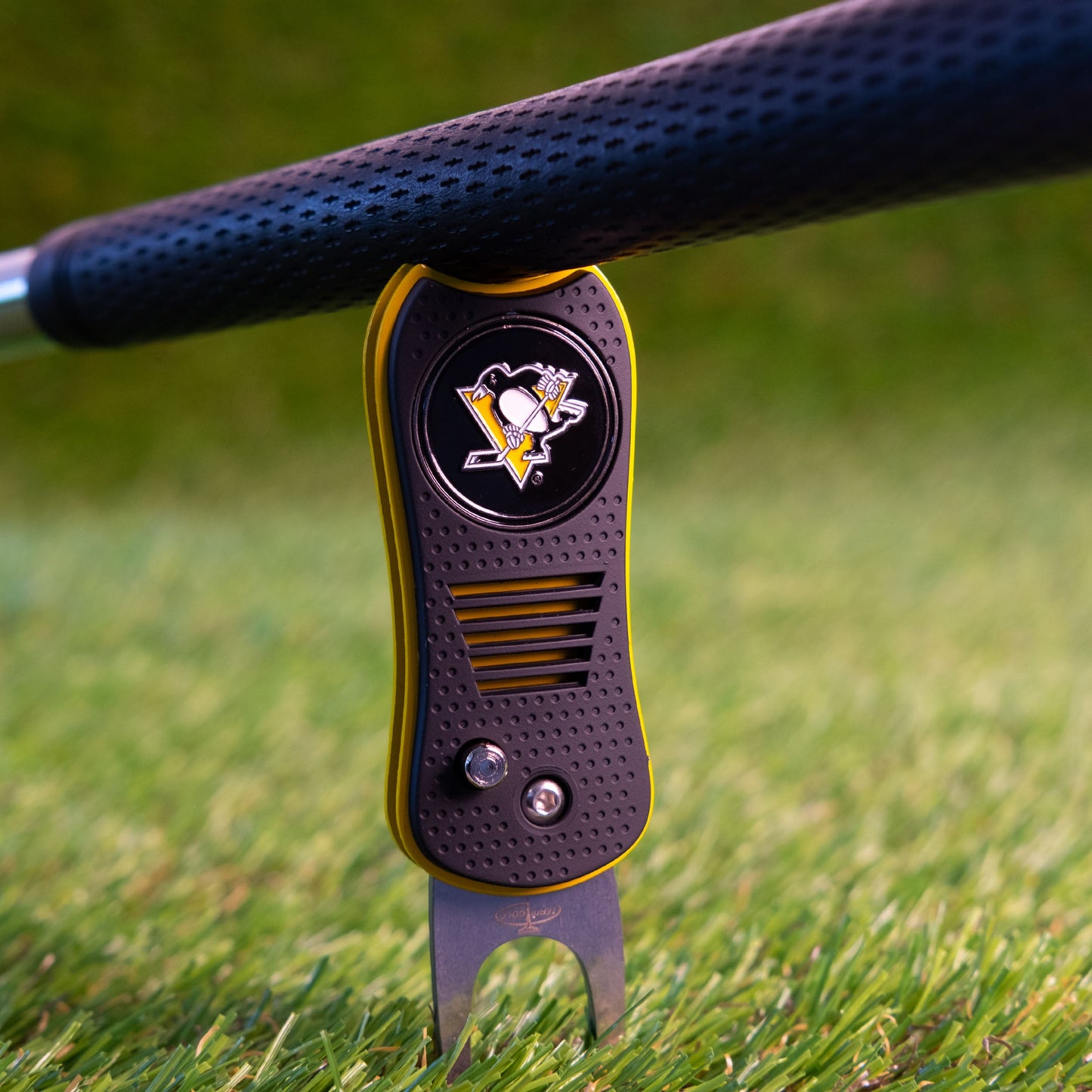 Pittsburgh Penguins Switchblade Divot Tool - Image 4 - Club Rehab