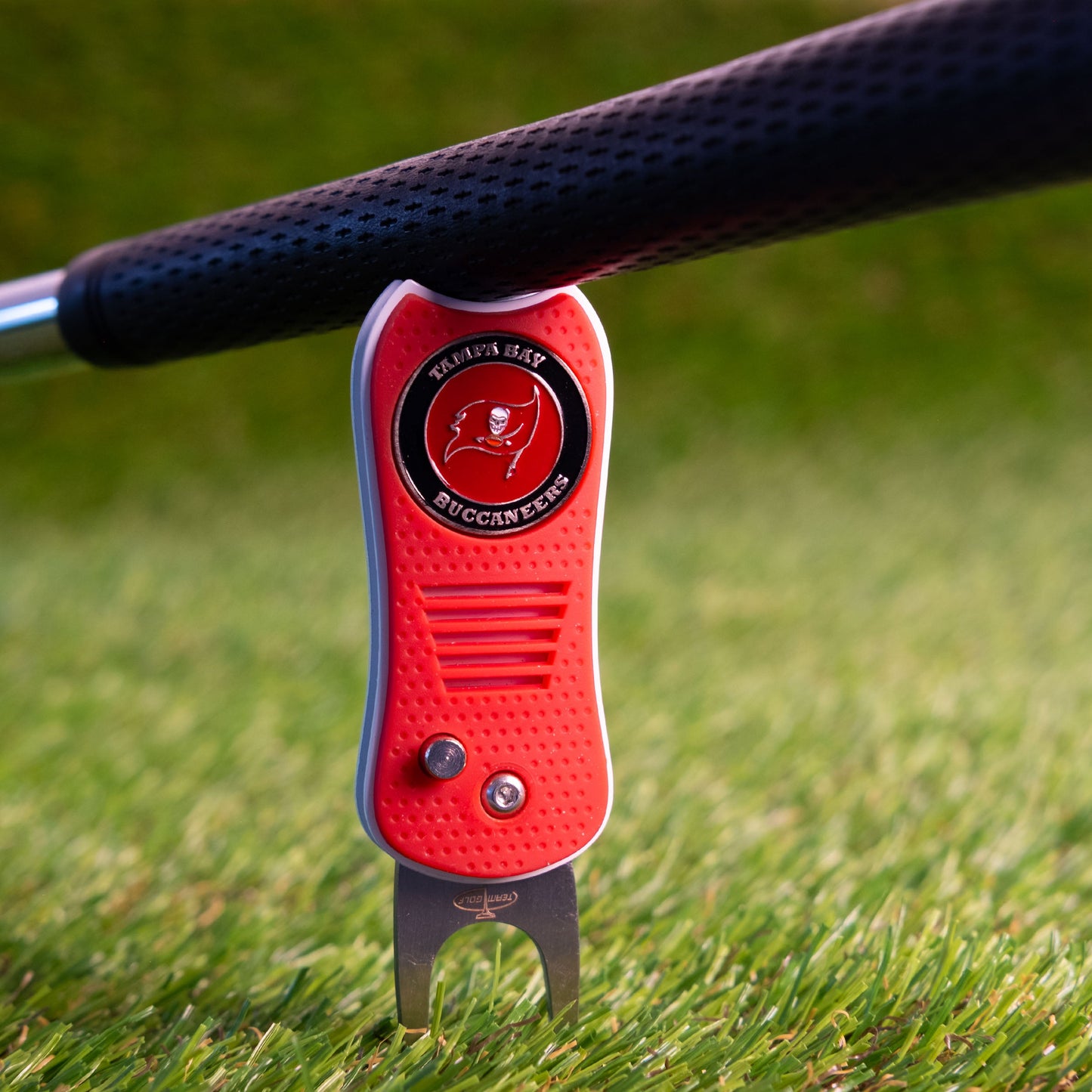 Tampa Bay Buccaneers Switchblade Divot Tool - Image 4 - Club Rehab
