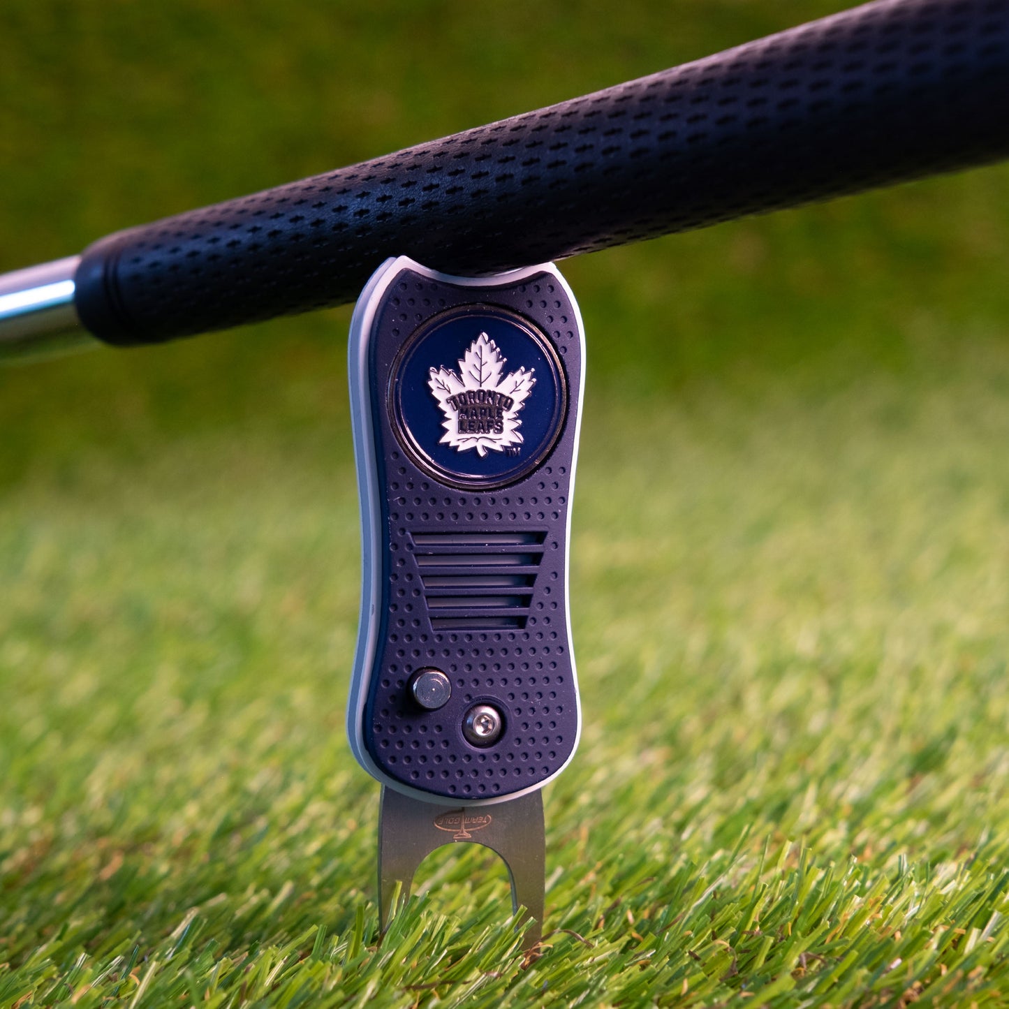 Toronto Maple Leafs Switchblade Divot Tool - Image 4 - Club Rehab