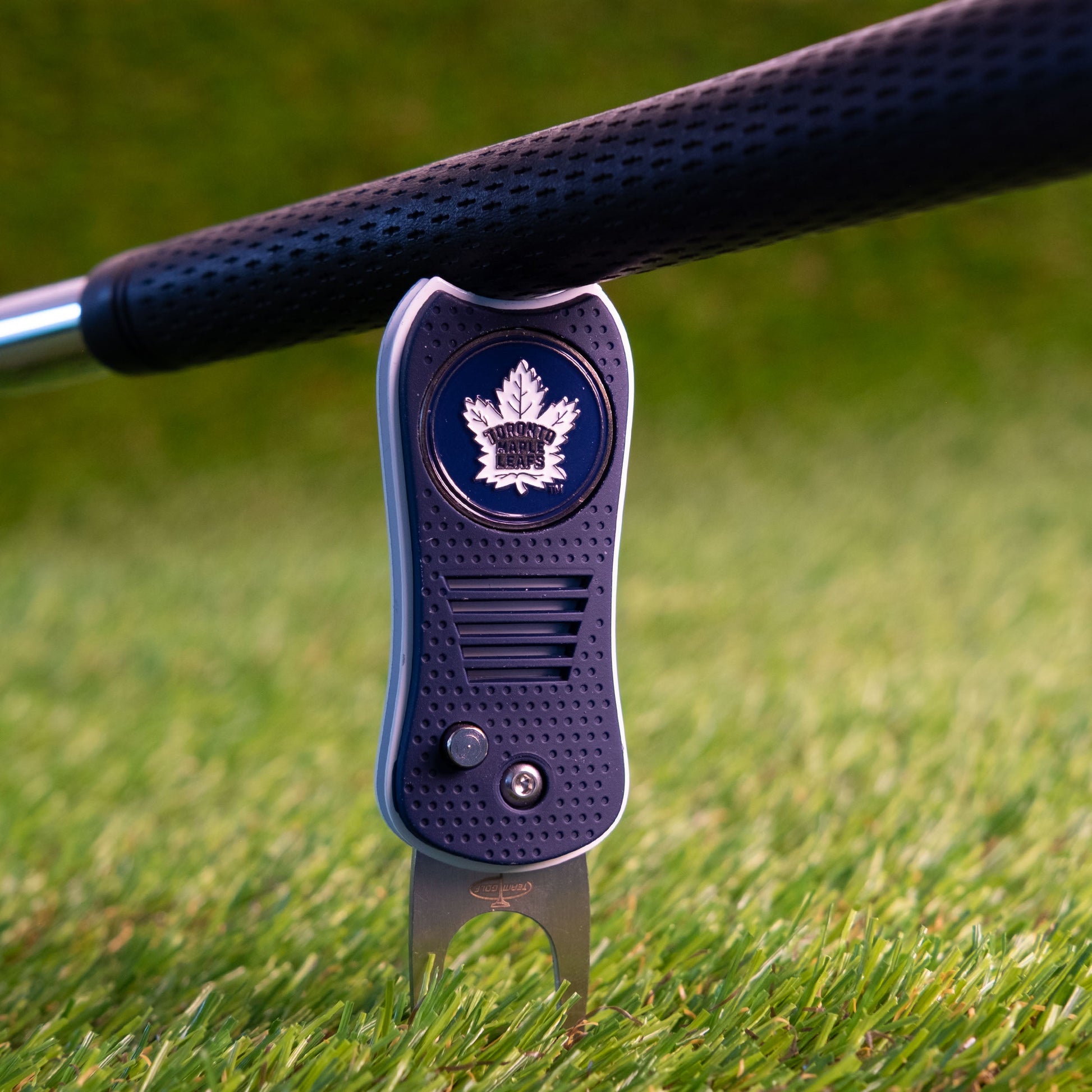 Toronto Maple Leafs Switchblade Divot Tool - Image 4 - Club Rehab