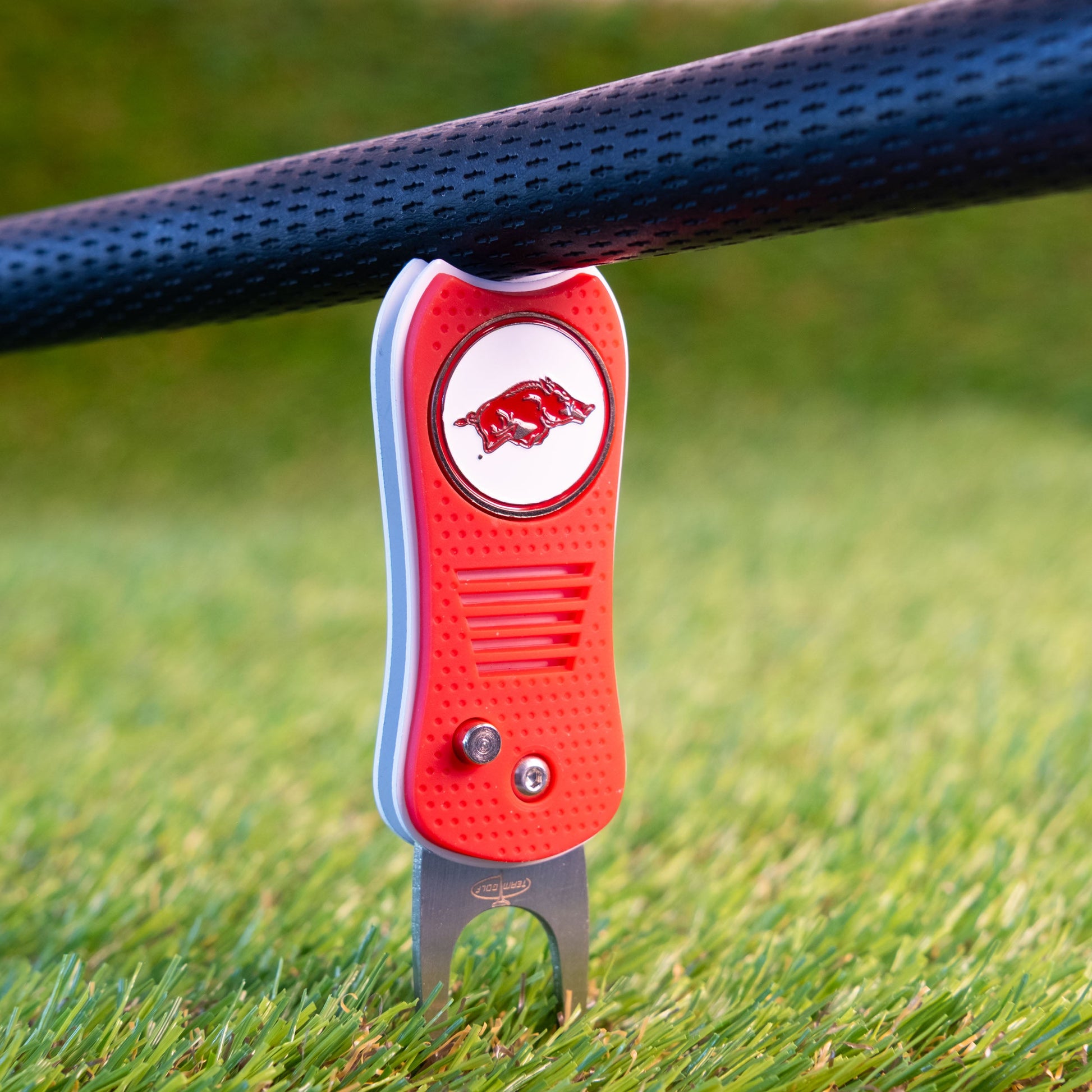 Arkansas Razorbacks Switchblade Divot Tool - Image 4 - Club Rehab