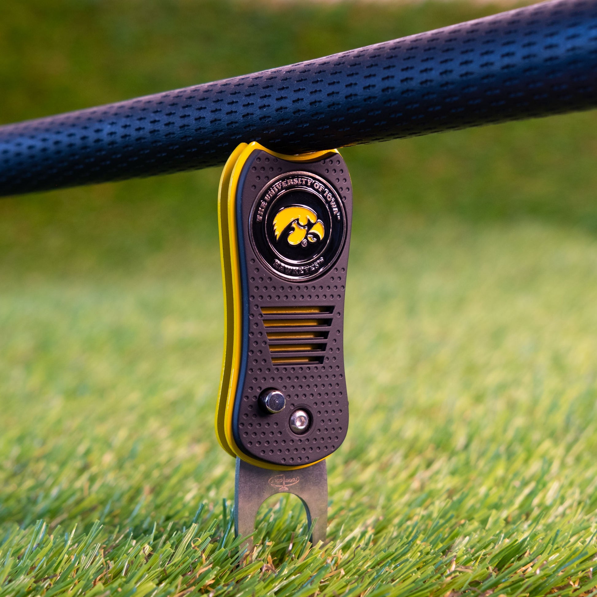 Iowa Hawkeyes Switchblade Divot Tool - Image 4 - Club Rehab
