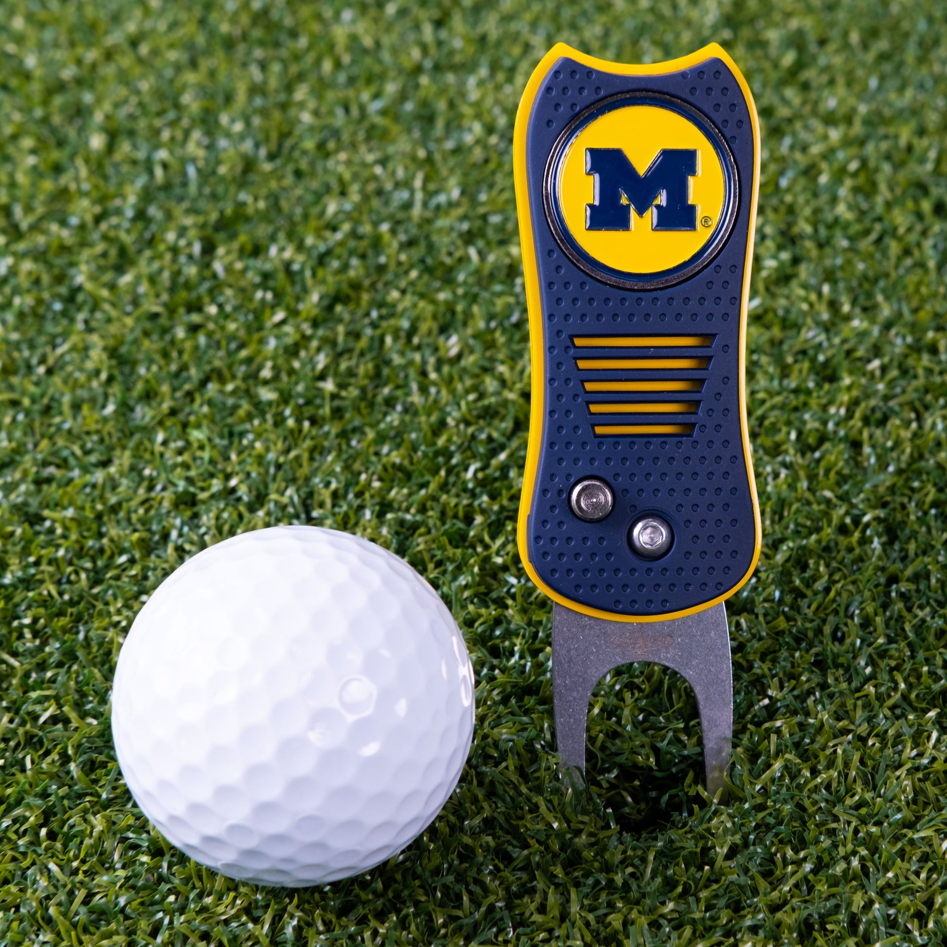 Michigan Wolverines Switchblade Divot Tool - Image 2 - Club Rehab