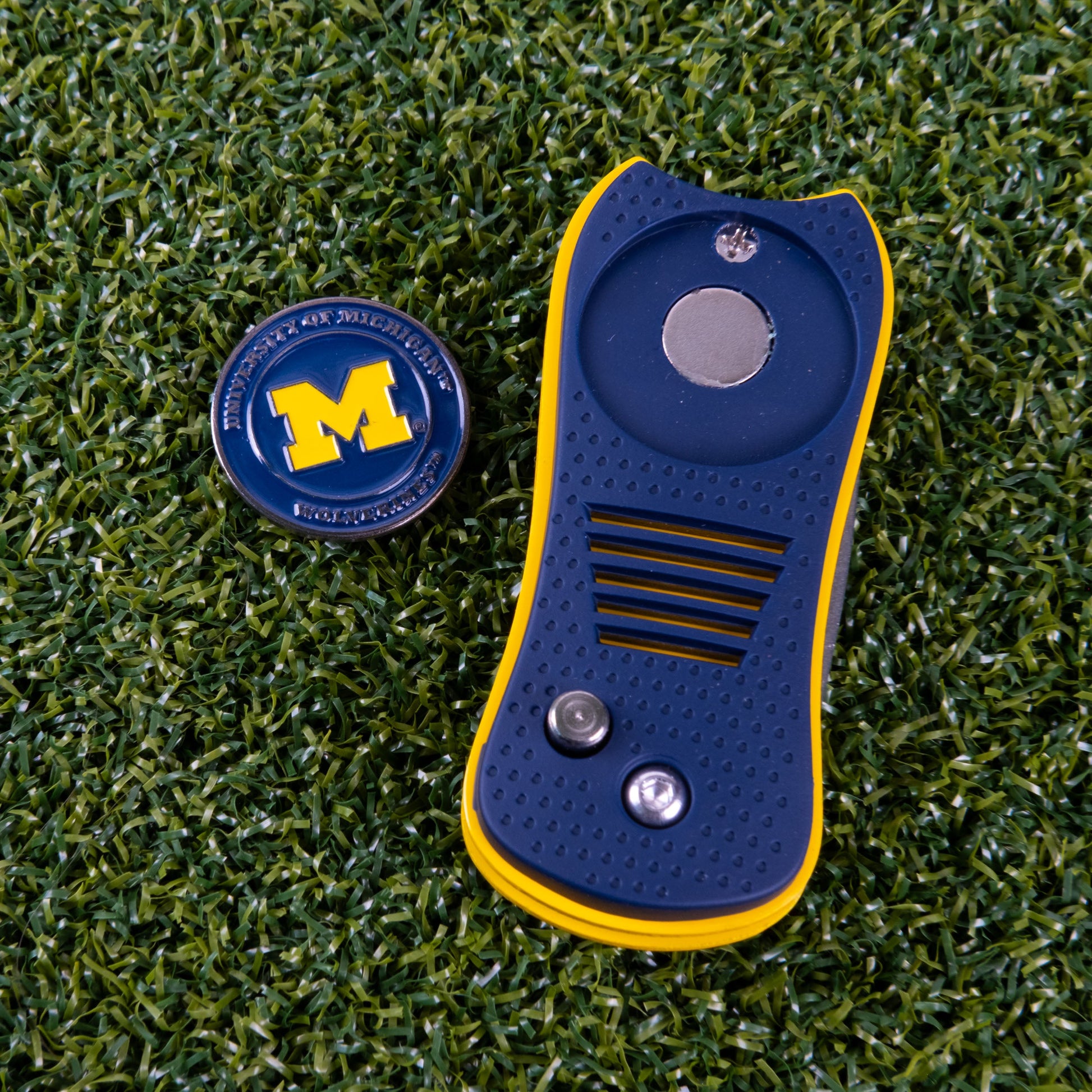Michigan Wolverines Switchblade Divot Tool - Image 3 - Club Rehab