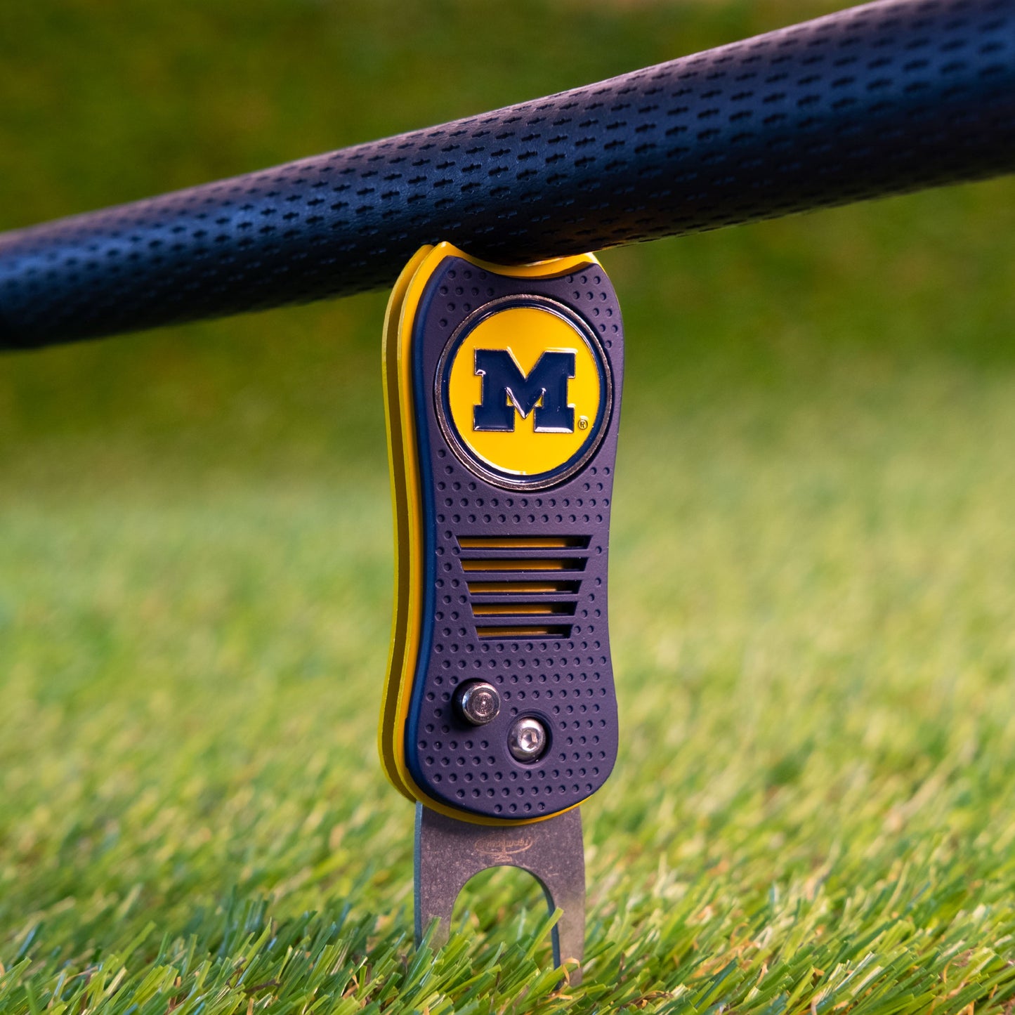 Michigan Wolverines Switchblade Divot Tool - Image 4 - Club Rehab