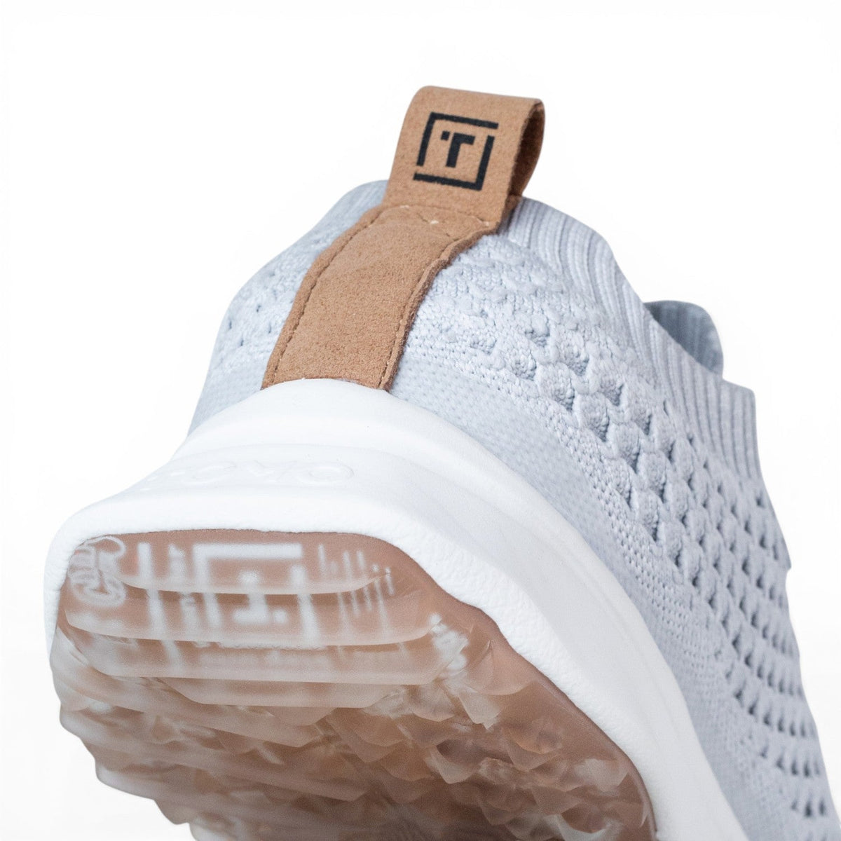 Tomo Bravo men's golf shoes in Frost Grey, heel and outsole detail