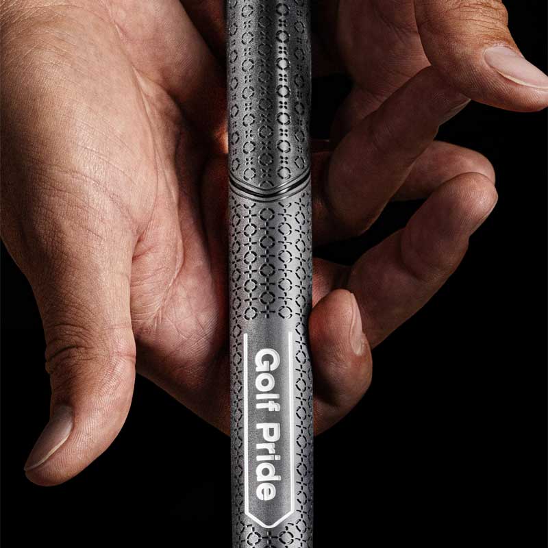 Hand, die den unteren Teil des grauen CP-Griffs hält