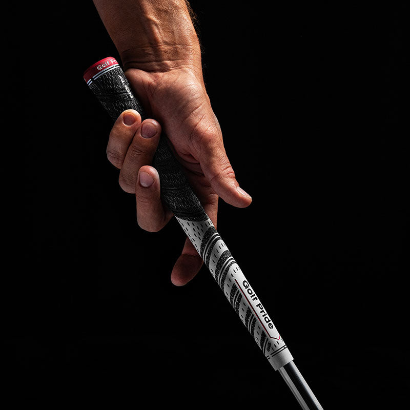Hand, die einen Golf Pride MCC ALIGN hält und die Cord- und Gummibereiche zeigt