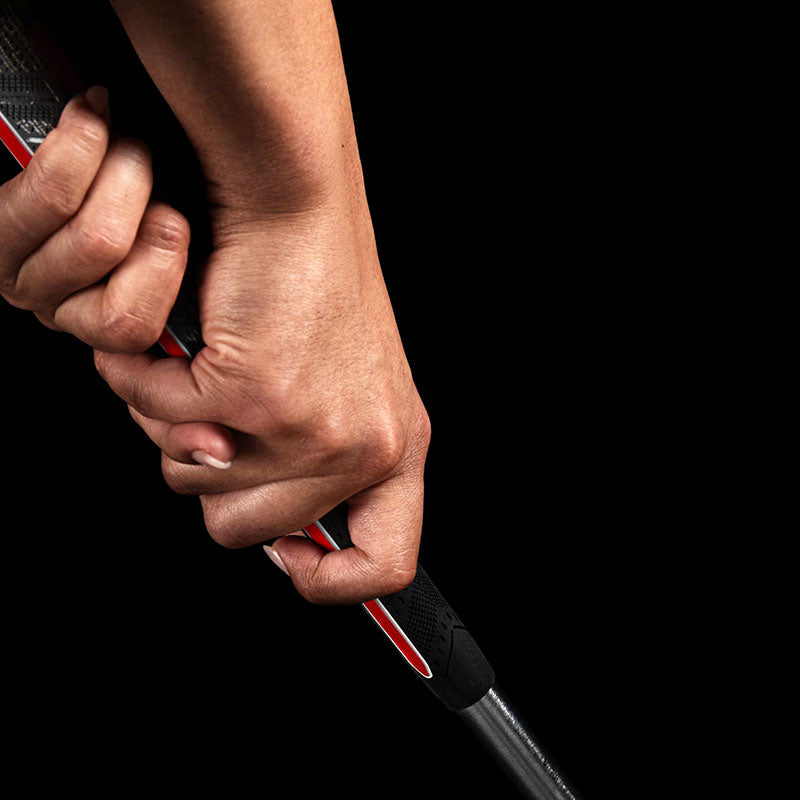 Hände, die den volleren unteren Bereich eines Golf Pride MCC Plus4 ALIGN MAX Griffs halten