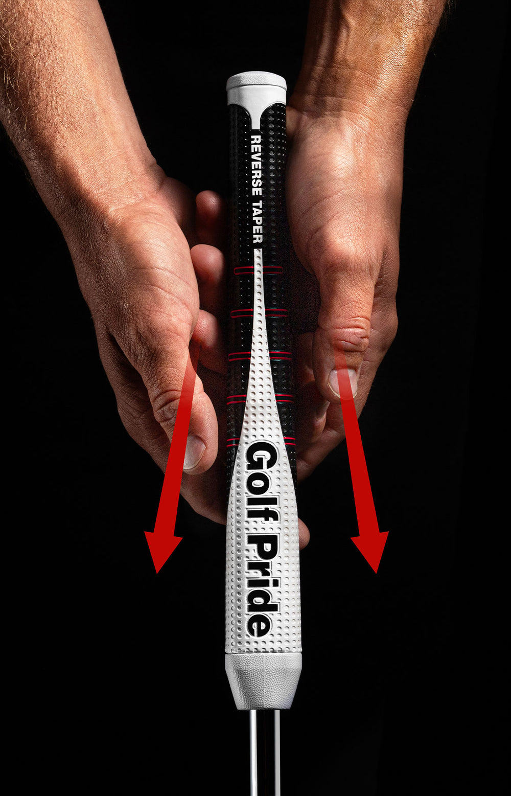 Hände an einem Golf Pride Reverse Taper Flat Griff, mit roten Pfeilen, die den breiteren unteren Bereich markieren.
