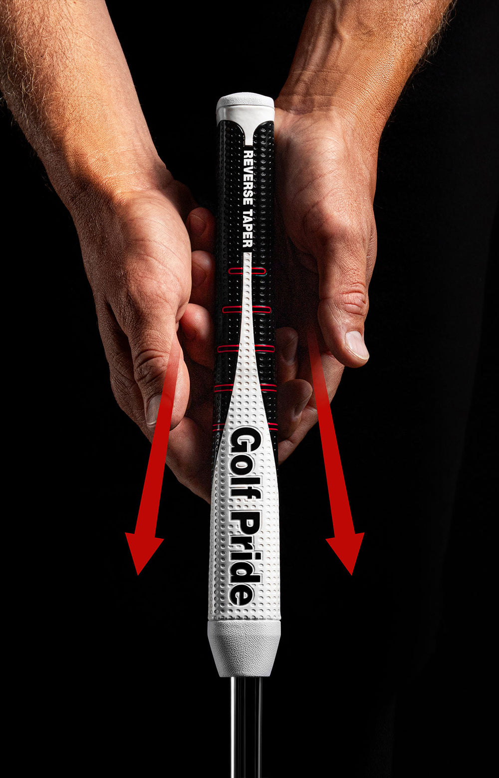 Hände neben einem Golf Pride Reverse Taper Pistol Griff, wobei rote Pfeile den breiteren unteren Bereich kennzeichnen.