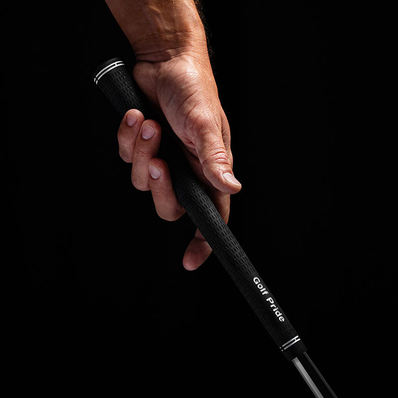 Hand hält den schwarzen Tour Velvet Griff