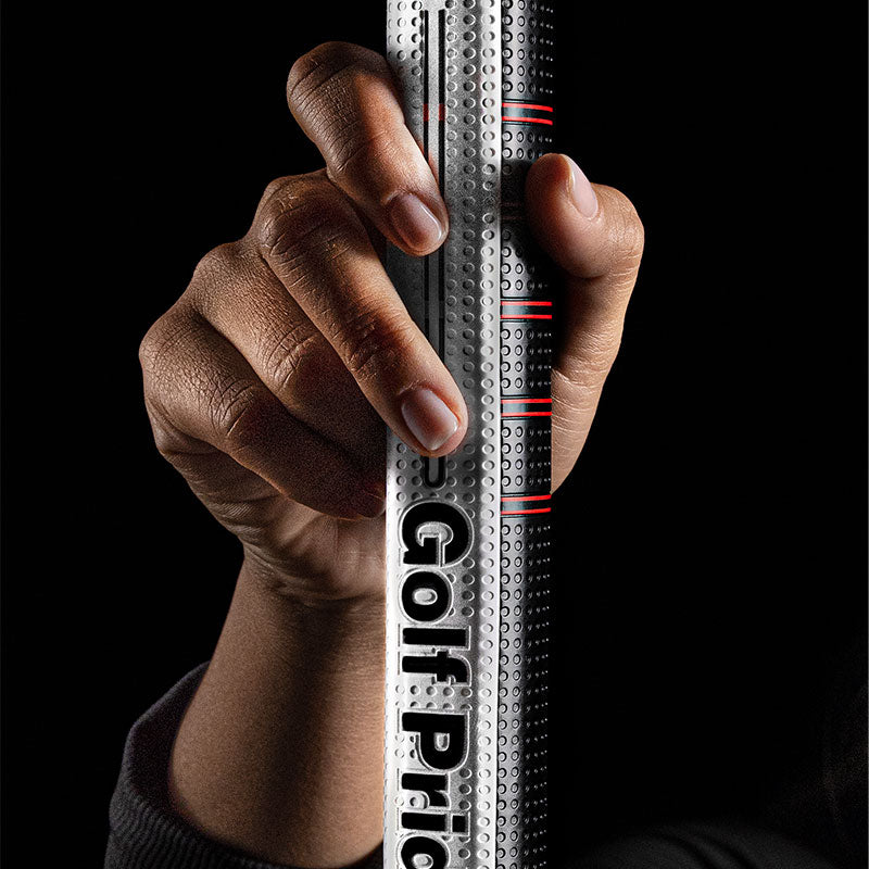 Eine Hand hält den Golf Pride Zero Taper Griff und zeigt dessen flache Vorderseite sowie die abgerundeten Seiten.