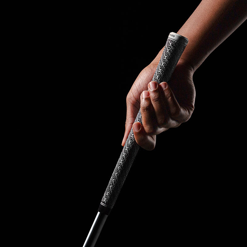 Hand hält Golf Pride ZGRIP Cord, zeigt die Full-Cord-Konstruktion