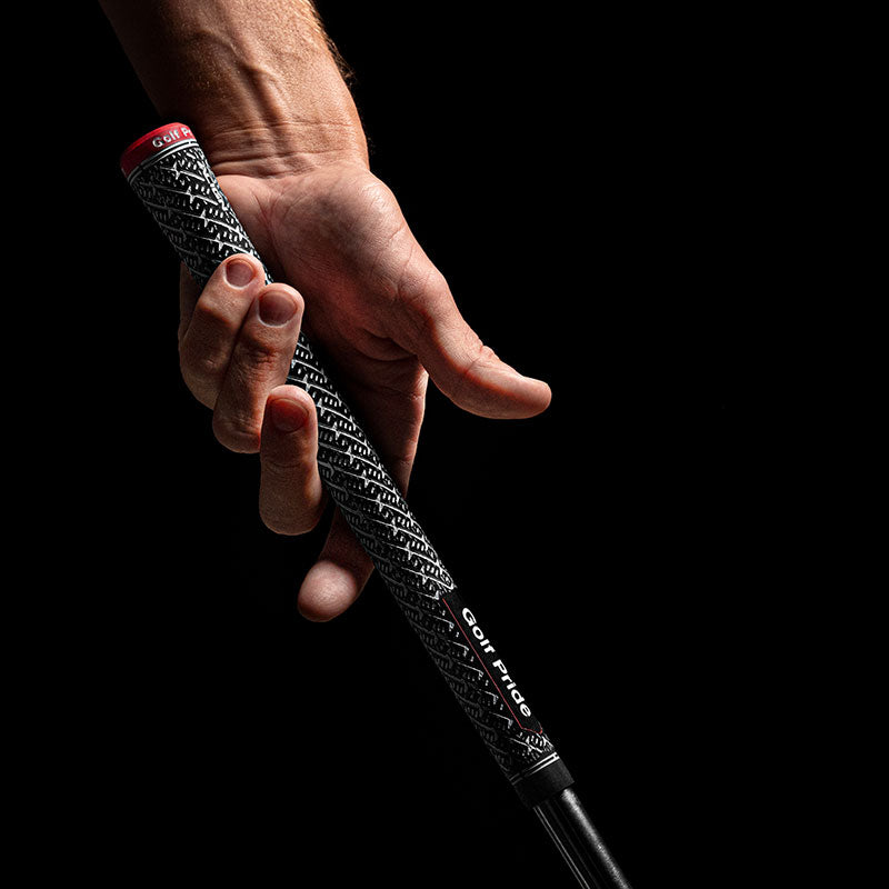 Hand, die den Golf Pride ZGRIP Cord ALIGN hält und dessen feste, durchgehende Cord-Oberfläche zeigt