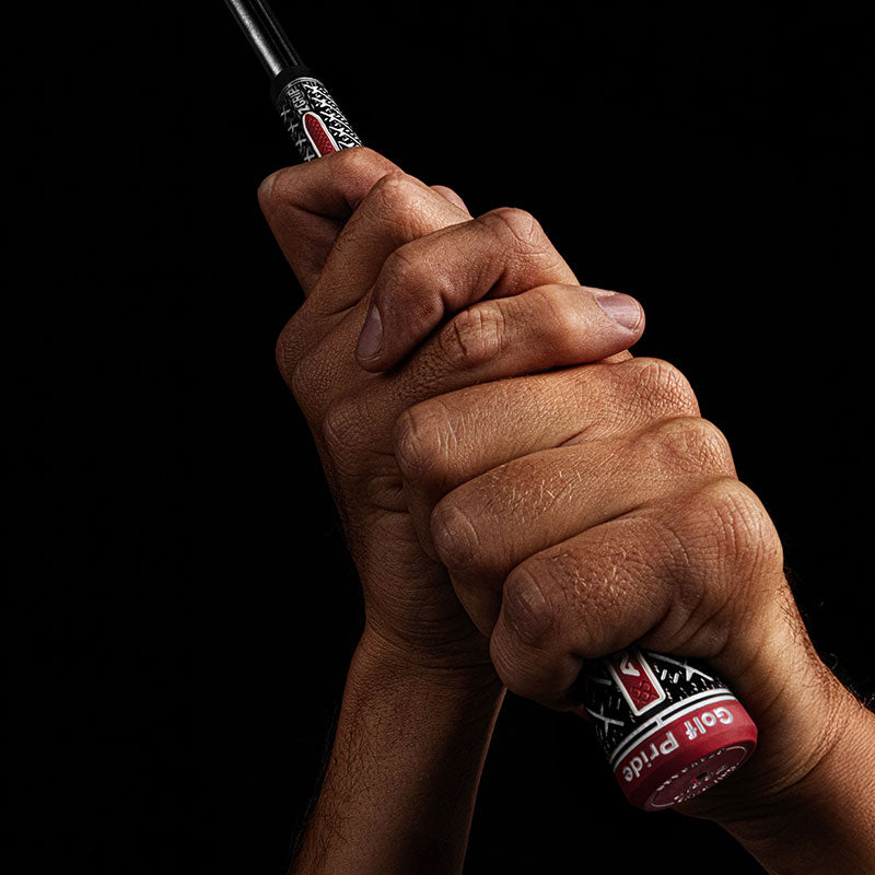 Beide Hände am Golf Pride ZGRIP Cord ALIGN, die erhabene rote Rippe zeigend
