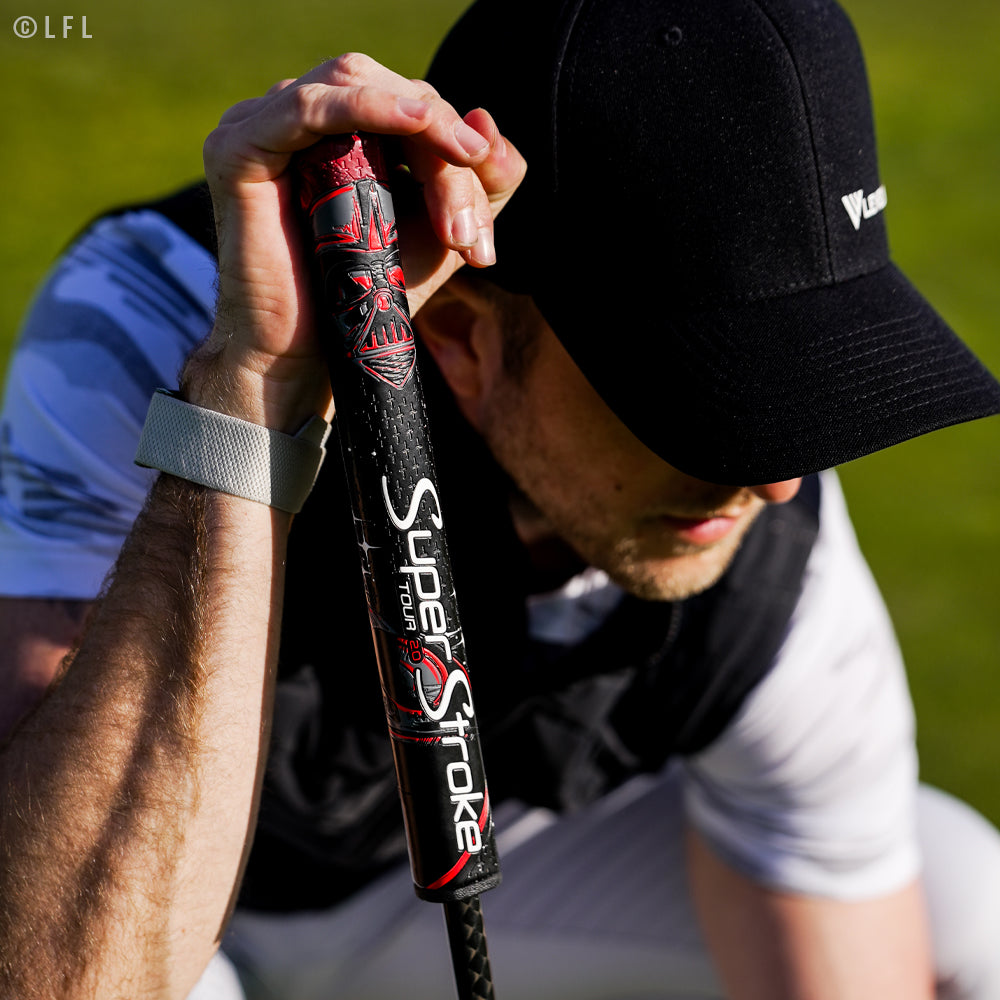 Golfer mit einem SuperStroke Darth Vader Puttergriff