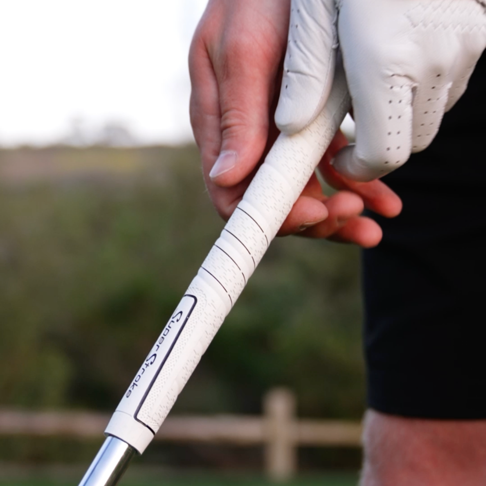 Mit und ohne Handschuh gehaltene weiße SuperStroke REVL Comfort Griffe