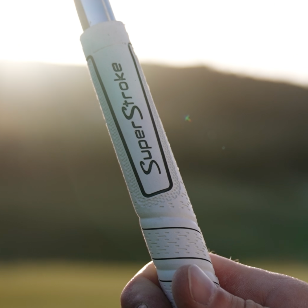 Nahaufnahme eines weißen SuperStroke REVL Comfort Griffs, die die Wickeloberfläche zeigt