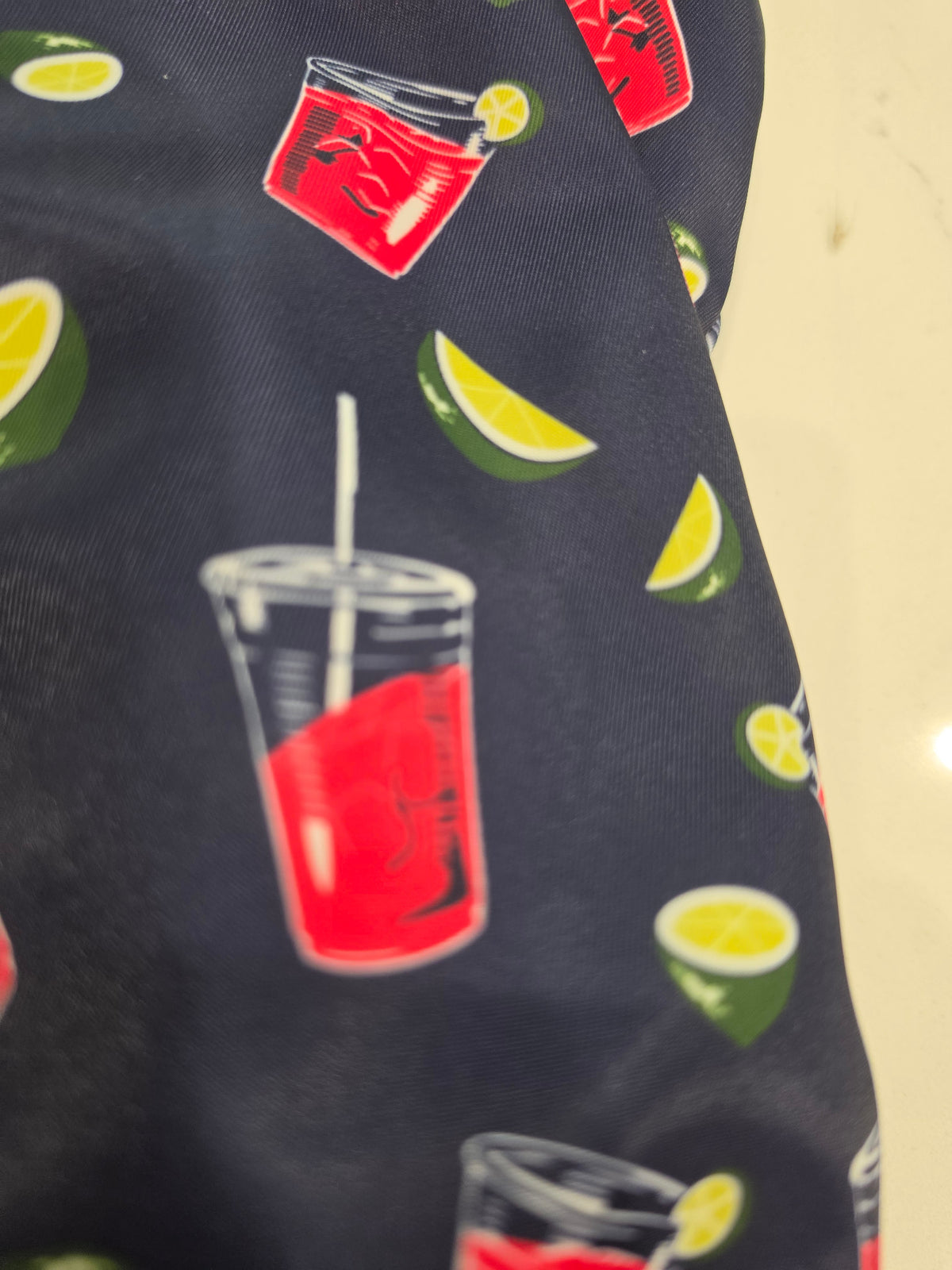 Cocktailbecher- und Limetten-Druck auf dem originalen, dunklen Transfusion-Headcover-Stoff