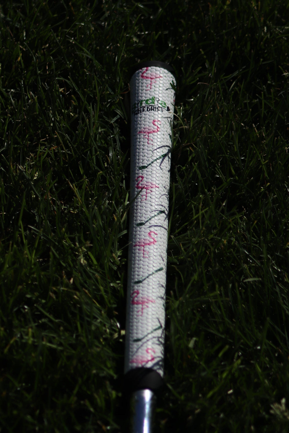 Der auf einem Schläger installierte Yard Bird Flamingo-Griff, fotografiert auf Gras