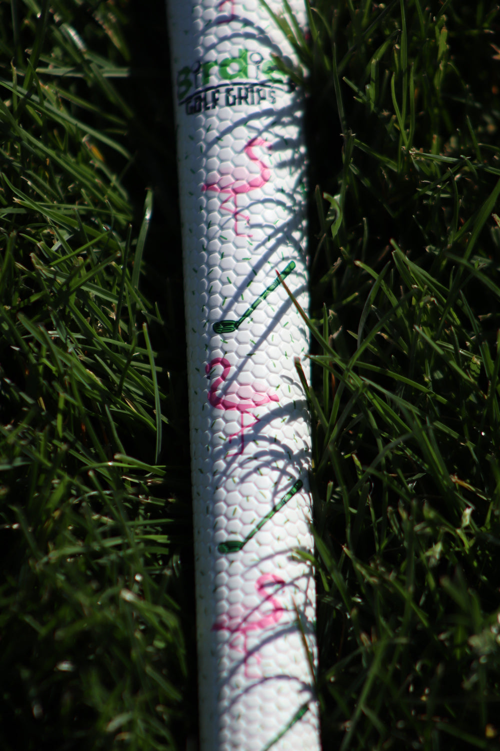 Nahaufnahme des Yard-Bird-Kunstwerks mit dem pinkfarbenen Flamingo und der hexagonalen Textur