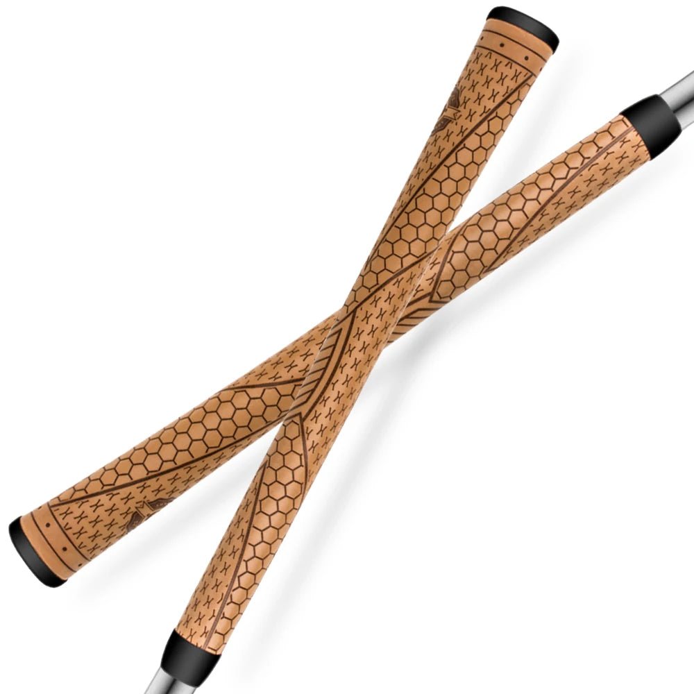 Zwei braune SwingPro AVS-Griffe, die ihre gemusterten Oberflächen zeigen